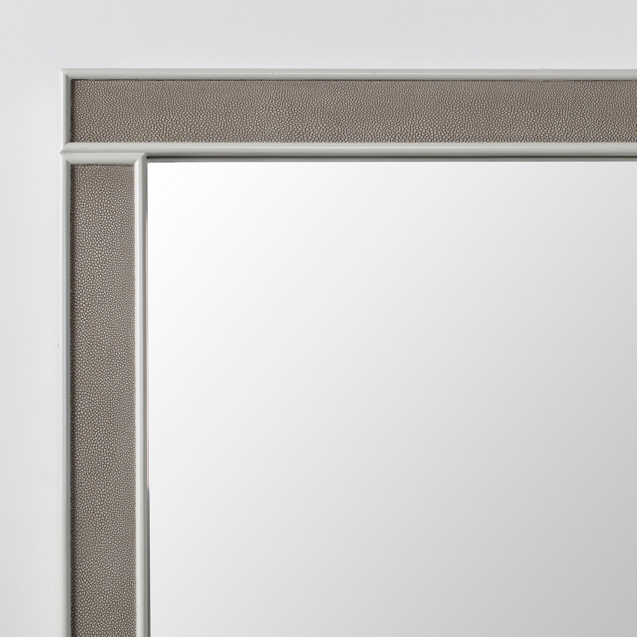 Emboss Faux Shagreen / Grey & Light Bronze