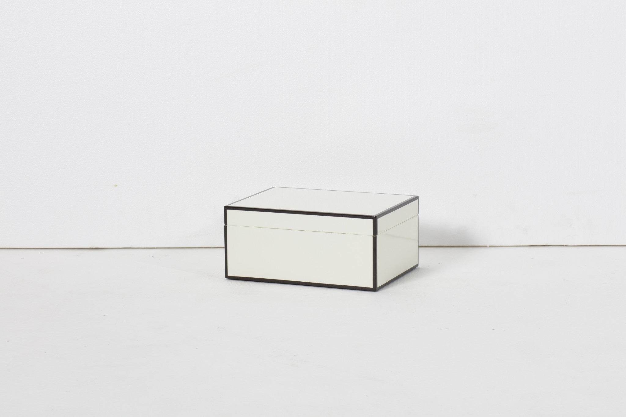 Large - 10.5" W x 8" D x 4.5" H